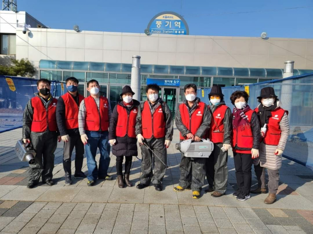 풍기역 구내 방역을 마친 국민의힘 영주시당협위원들이 기념사진을 촬영했다. 마경대 기자