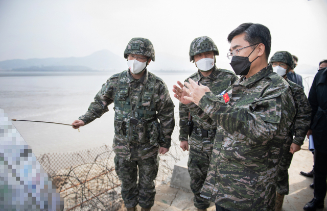 서욱 국방부 장관이 11일 오후 설 연휴를 맞아 해병 2사단의 강화도 해안 경계소초를 방문해 작전 현황을 보고 받고, 경계력 보강 결과를 점검하고 있다. 국방부 제공. 연합뉴스