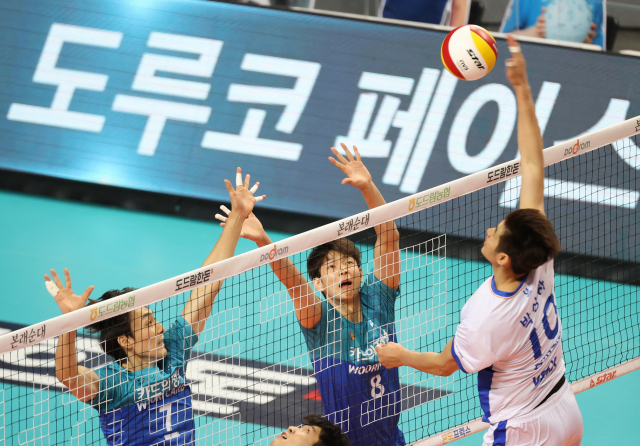 20일 오후 서울 중구 장충체육관에서 열린 프로배구 남자부 우리카드 위비와 삼성화재 블루팡스의 경기. 1세트 삼성화재 박상하가 공격하고 있다. 연합뉴스