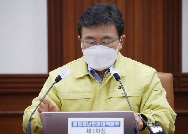 권덕철 중앙재난안전대책본부(중대본) 1차장(보건복지부 장관)이 20일 오전 정부서울청사에서 신종 코로나바이러스 감염증(코로나19) 대응 중앙재난안전대책본부 회의를 준비하고 있다. 연합뉴스