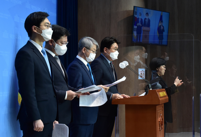 더불어민주당 황운하 의원과 장경태(왼쪽부터), 김승원, 민형배 의원이 9일 서울 여의도 국회 소통관에서 중대범죄수사청법 발의 기자회견을 하고 있다. 연합뉴스