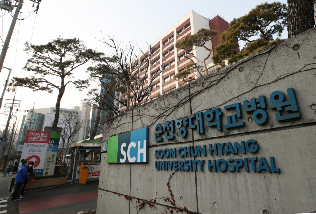 서울 순천향대학교병원에서 신종 코로나바이러스감염증(코로나19) 집단감염이 발생했다. 확진자는 대부분 본관 7~9층에서 나왔으며, 입원 병동 등에서 머물렀던 환자 29명, 간호사 7명, 보호자 1명 등 총 37명이다. 사진은 13일 오후 서울 용산구 순천향대병원 본관 모습. 연합뉴스