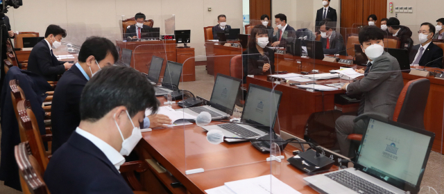 19일 국회에서 열린 국토교통위원회 법안심사 소위에서 이헌승 소위원장과 위원들이 부산가덕도신공항, 가덕도 신공항 건설 촉진, 대구통합신공항, 대구경북 신공항 건설 특별법안 등을 의결하고 있다. 연합뉴스