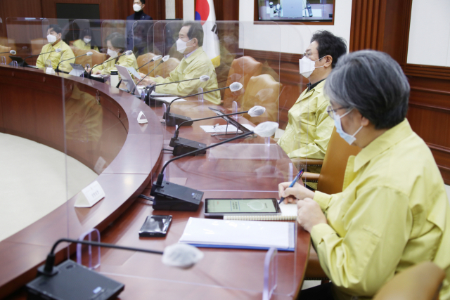 정세균 국무총리가 21일 정부서울청사에서 열린 신종 코로나바이러스 감염증(코로나19) 대응 중앙재난안전대책본부(중대본) 회의를 주재하며 발언하고 있다. 연합뉴스