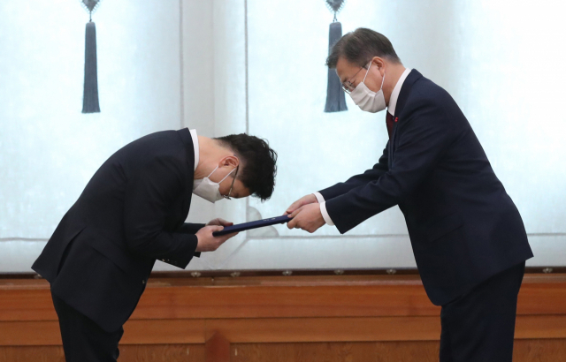 문재인 대통령이 지난 1월 29일 오후 청와대에서 박범계 신임 법무부 장관에게 임명장을 수여하고 있다. 연합뉴스
