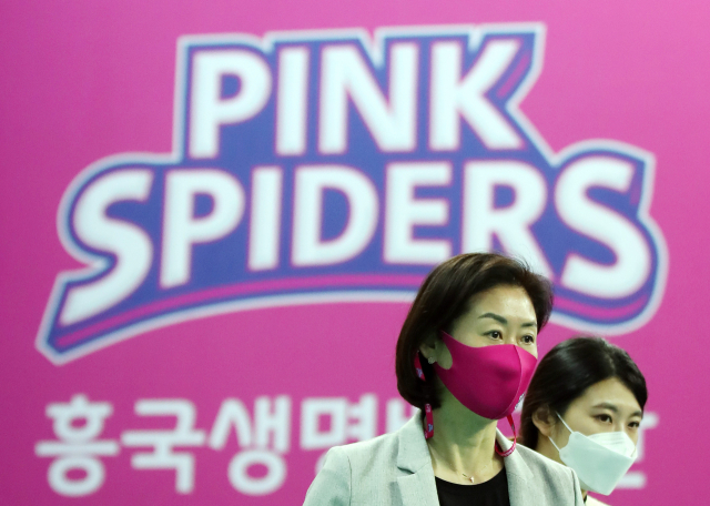 박미희 인천 흥국생명 핑크스파이더스 감독이 지난 16일 경기를 앞두고 인천시 계양구 계양체육관에서 학교 폭력 전력으로 중징계를 받은 팀 소속 