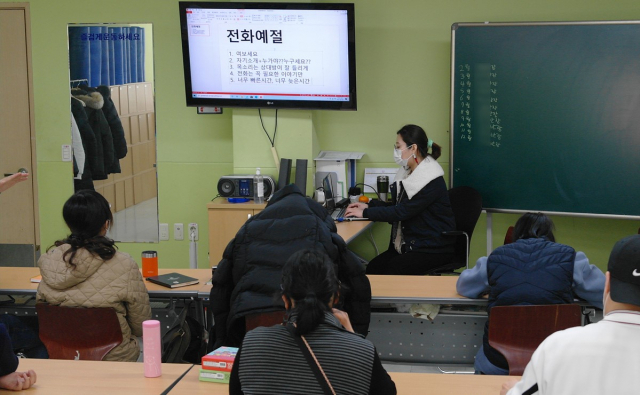 구미시 장애인종합복지관이 LG디스플레이㈜의 후원을 받아 발달장애인 자립지원 평생교육 프로그램을 운영하고 있다. LG디스플레이㈜ 제공