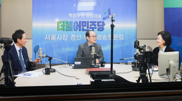 더불어민주당 박영선(오른쪽), 우상호(왼쪽) 서울시장 예비후보가 22일 오전 서울 마포구 BBS불교방송 라디오에서 열린 더불어민주당 서울시장 후보 토론회에 참석해 토론하고 있다. 연합뉴스