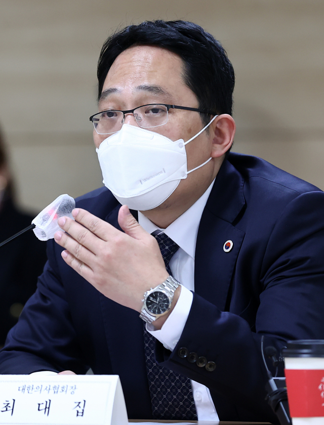 21일 오후 서울 중구 한국 건강증진개발원에서 열린 코로나19 백신접종 의정공동위원회 2차회의에서 최대집 대한의사협회장이 발언하고 있다. 연합뉴스