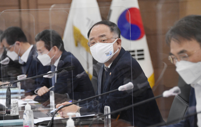 홍남기 경제부총리 겸 기획재정부 장관이 22일 정부세종청사에서 세종-서울간 화상으로 열린 확대간부회의에 참석해 발언하고 있다. 기획재정부 제공