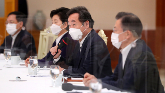 더불어민주당 이낙연 대표가 지난 19일 오전 청와대 본관에서 열린 문재인 대통령과 더불어민주당 지도부의 간담회에서 인사말을 하고 있다. 연합뉴스