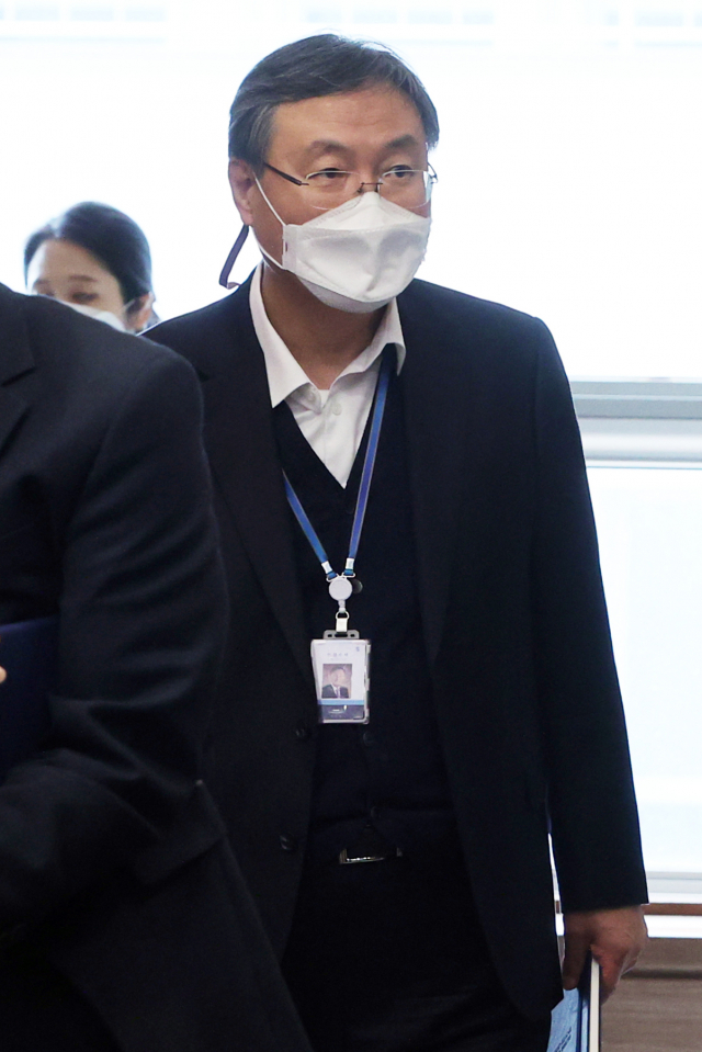 신현수 대통령비서실 민정수석이 22일 청와대에서 열린 수석·보좌관 회의에 참석하고 있다. 연합뉴스