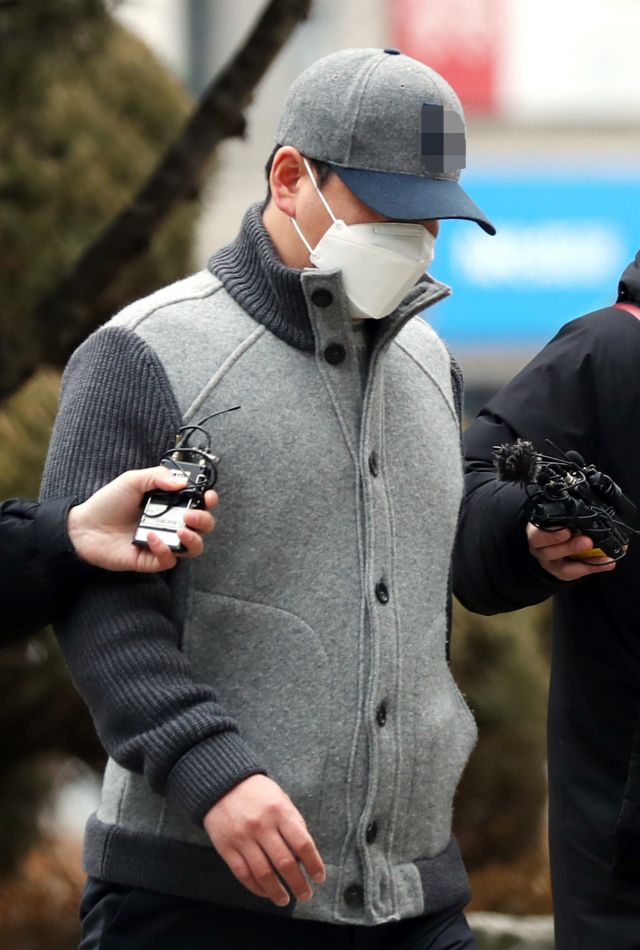 경기 김포 한 아파트 출입구에서 미등록된 지인의 차량을 막았다며 경비원 2명을 폭행한 30대 입주민 A씨가 21일 오전 구속 전 피의자 심문(영장실질심사)을 받기 위해 경기도 부천시 상동 인천지방법원 부천지원 청사로 들어서고 있다. 연합뉴스