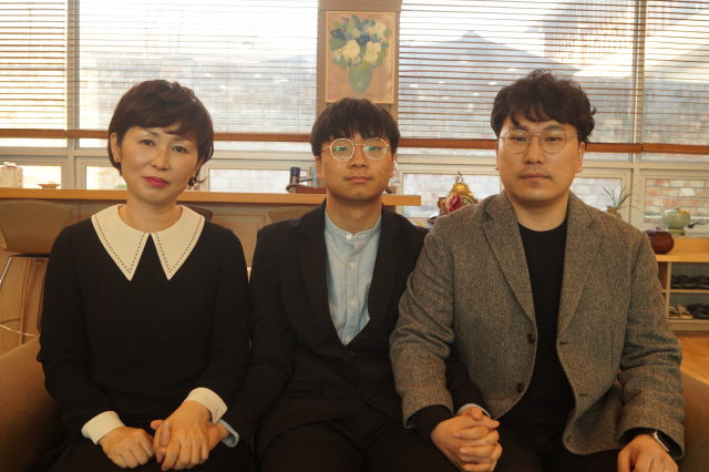 2021 수학능력시험에서 경북도내 인문계열 최고득점을 구미 현일고등학교에서 배출이 됐다. 왼쪽부터 구은주 교장, 김영인 학생, 김지현 담임 교사. 전병용 기자