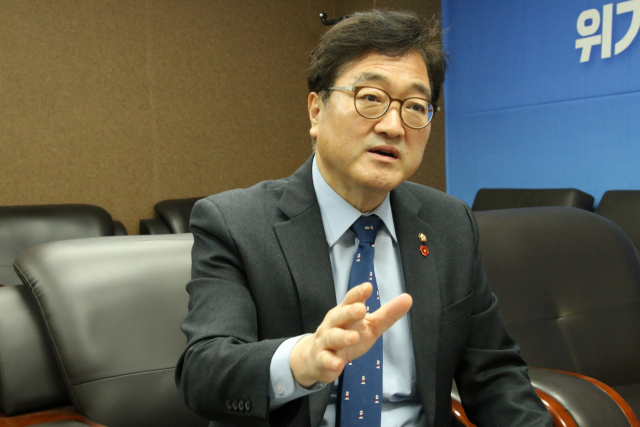 우원식 더불어민주당 국회의원이 22일 민주당 대구시당사에서 매일신문과 인터뷰를 하고 있다. 민주당 대구시당 제공.