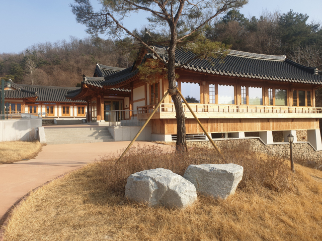 준공 2년 7개월째 잠자고 있는 영주효문화진흥원 전경. 오랫동안 방치돼 을시년스럽기까지 하다. 마경대 기자