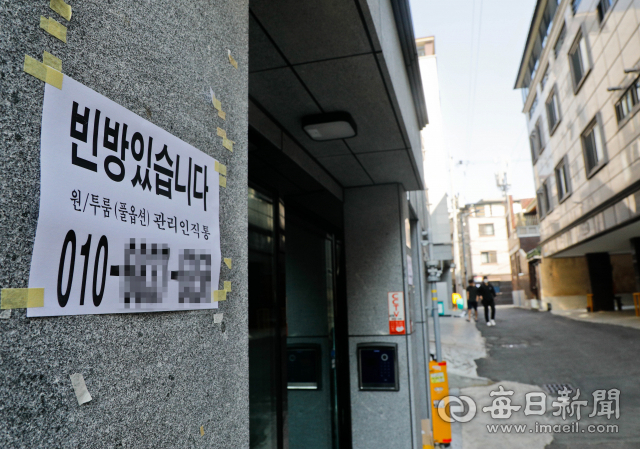 코로나19 여파로 신학기를 앞둔 대학가 원룸 임대시장이 꽁꽁 얼어붙었다. 22일 대구 북구 복현동 경북대 인근 원룸촌의 모습. 우태욱 기자 woo@imaeil.com