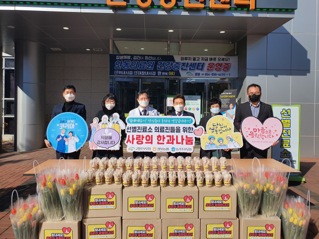 경북농협은 지난 설 명절을 맞아 코로나19 최전선의 의료진을 응원하고 감사하는 마음을 전하기 위해 고향주부모임 경북도지회·농가주부모임 경북도연합회 회원들과 함께 한과와 꽃을 전달했다. 경북농협 제공