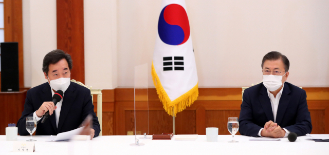 더불어민주당 이낙연 대표가 지난 19일 오전 청와대 본관에서 열린 문재인 대통령과 더불어민주당 지도부의 간담회에서 인사말을 하고 있다. 연합뉴스