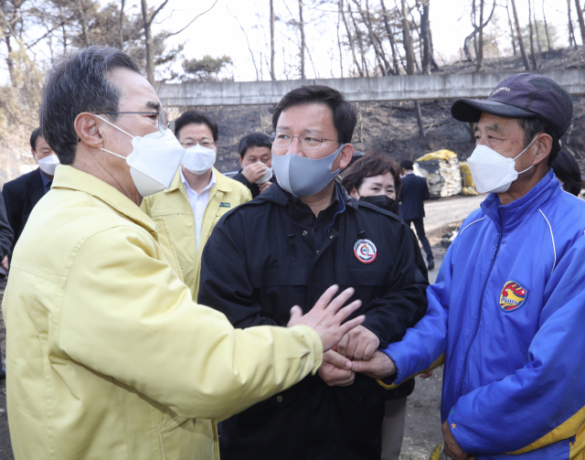 이성희 농협중앙회장(왼쪽)과 김형동 국회의원(안동예천)이 22일 경북 예천 소재 농가를 찾아 산불피해를 입은 농업인을 위로하고 있다. 농협중앙회 제공