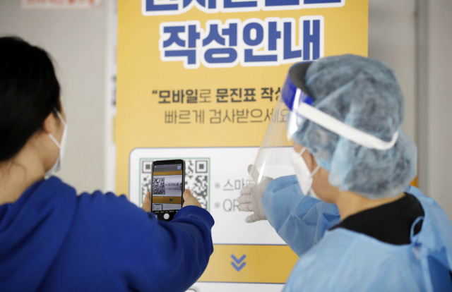 22일 오전 광주 북구선별진료소에서 보건소 의료진들이 코로나19 모바일 스마트접수 시스템을 시연하고 있다. 북구 선별진료소는 오는 3월부터 모바일 접수 시스템을 운영, 문진표 사전 모바일 작성자를 대상으로 원스톱 검사 서비스를 제공한다. 연합뉴스