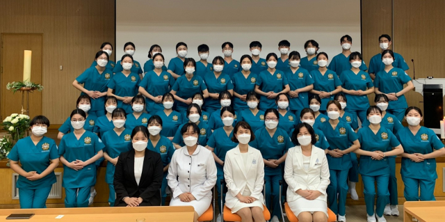 올 해 안동대 간호학과 졸업생 29명이 간호사 국가시험에 전원 합격해 3년 연속 합격율 100%를 달성했다. 사진은 지난해 나이팅게일 선서식. 안동대 제공