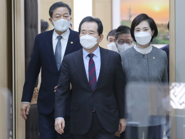 정세균 국무총리가 23일 오전 세종시 정부세종청사에서 열린 국무회의에 참석한 국무위원들과 입장하고 있다. 연합뉴스