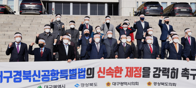 권영진 대구시장과 이철우 경북도지사와 양 시･도 의회 의원들은 23일, 국회 소통관에서 지난 2월 19일 국회 국토교통위원회가 
