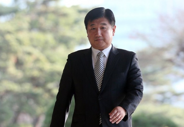 정윤회씨 국정개입에 관한 청와대 내부 문건의 유출 의혹을 받고있는 박관천 전 청와대 공직기강비서관실 행정관이 서초동 서울중앙지검에 출석하고 있다. 연합뉴스DB