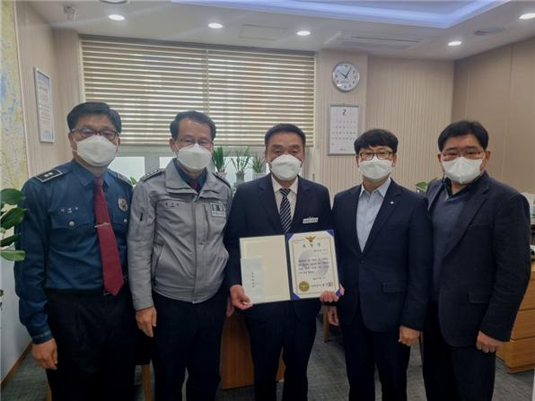 안동경찰서는 보이스피싱범 검거에 도움을 준 IBK기업은행 안동지점을 방문해 표창장과 검거포상금을 전달했다. 안동경찰서 제공