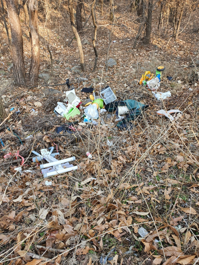 지난 22일 앞산 안지랑골 등산로 인근에 일반 쓰레기가 버려져 있다. 독자 제공