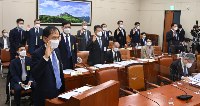 이원우 현대건설 대표이사(발언대)가 22일 오전 국회에서 열린 국회환경노동위원회 산업재해 관련 청문회에서 증인선서를 하고 있다. 우무현 GS건설 대표이사(앞줄왼쪽), 한성희 포스코건설 대표이사(앞줄왼쪽 두번째), 한영석 현대중공업 대표이사(앞줄왼쪽 다섯번째), 조셉 네이든 쿠팡풀민먼트서비스 대표이사(뒷줄 왼쪽 두번째부터), 신영수 CJ대한통운 택배부문 대표, 박찬복 롯데글로벌로지스 대표이사, 정호영 LG디스플레아 대표이사, 최정우 포스코 대표이사. 연합뉴스