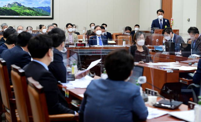 최정우 포스코 회장이 22일 서울 여의도 국회에서 열린 환경노동위원회 산업재해관련 청문회에서 국민의힘 김웅 의원 질의에 답하고 있다. 연합뉴스
