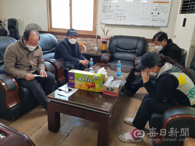 전복사고가 발생한 거룡호 선장의 동생들이 포항 구룡포항에 마련된 임시 대기실에서 초조한 마음으로 소식을 기다리고 있다. 배형욱 기자