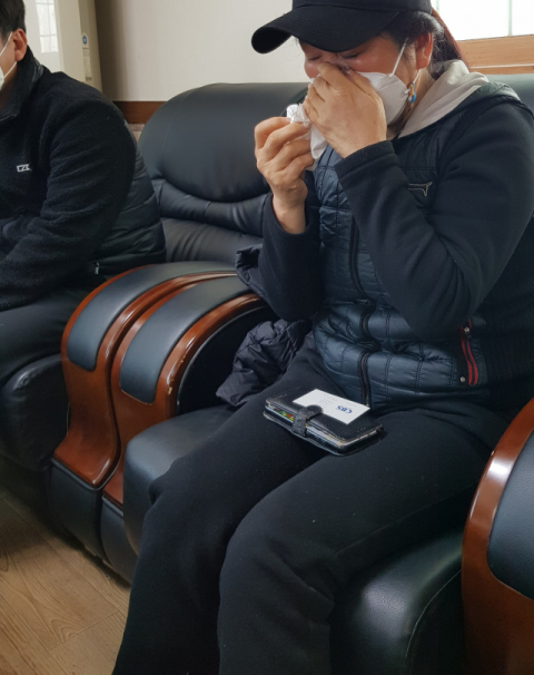 전복사고로 실종된 거룡호 선장의 여동생이 오빠에 대한 이야기를 전달하면서 갑작스레 터져나온 울음을 감추지 못하고 있다. 배형욱 기자