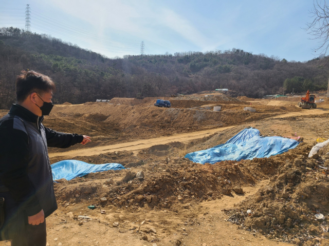 경북 구미상모지구도시개발사업조합 측이 상모동 일대에 사업을 하면서 김해 김씨 문중 분묘를 훼손했다며, 문중 관계자가 훼손된 분묘를 가리키고 있다. 전병용 기자