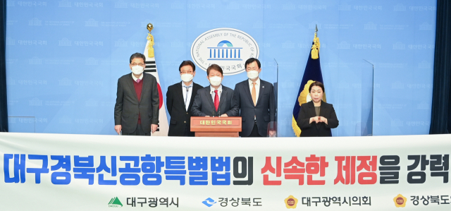 권영진 대구시장과 이철우 경북도지사가 23일 국회 소통관에서 대구경북 통합신공항 특별법 제정을 촉구하는 성명을 발표하고 있다. 대구시 제공