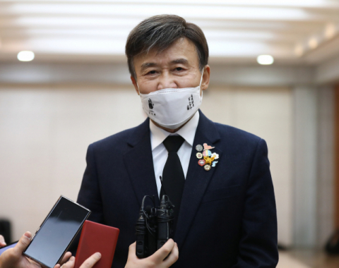 김원웅 광복회장이 15일 오전 서울 종로구 서울대병원 장례식장에 마련된 고(故) 백기완 통일문제연구소장 빈소를 찾아 조문을 마친 뒤 취재진의 질문에 답하고 있다. 연합뉴스