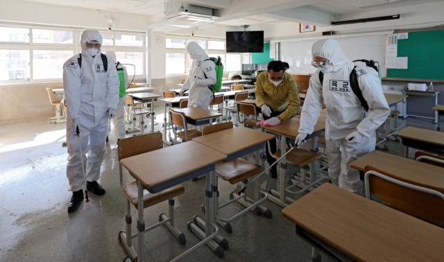 대구시교육청이 코로나19 확진 학생과 교직원을 대상으로 정신적, 심리적 건강 상태를 확인하는 설문조사를 진행, 결과를 31일 발표했다. 2월 말 대구 한 고교에서 육군 제50사단 장병 등이 방역 작업을 진행하고 있는 모습. 매일신문 DB