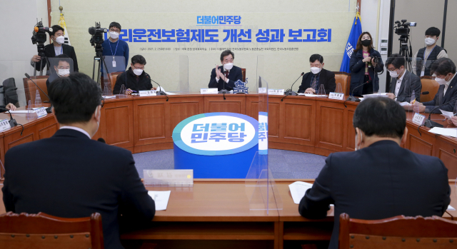 23일 국회에서 더불어민주당 대리운전보험제도 개선 성과 보고회가 열리고 있다. 이날 보고회에는 이낙연 대표, 김현중 한국노총 상임부위원장, 이창수 한국대리운전협동조합 이사장등이 참석했다. 연합뉴스