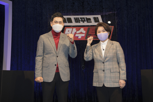 국민의힘 오신환(왼쪽), 조은희 서울시장 경선후보가 23일 서울 용산구 백범김구기념관에서 열린 3차 맞수토론에 앞서 기념촬영을 하고 있다. 연합뉴스