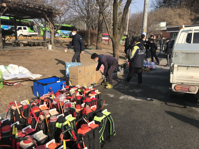 예천수도지사 직원들이 화재진압지휘본부에 비상급수용 병물을 전달했다. 예천수도지사 제공
