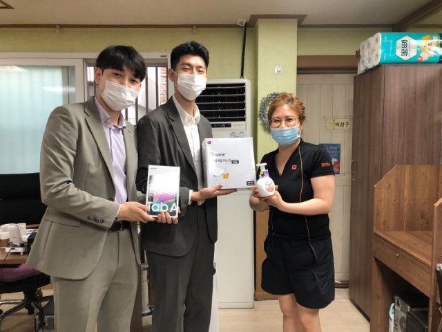 현대백화점 대구점이 지난해 7월 현대백화점 사회복지재단 도움을 받아 대구 결연기관들에 태블릿PC, 방역물품 등을 기부했다. 현대백화점 대구점 제공