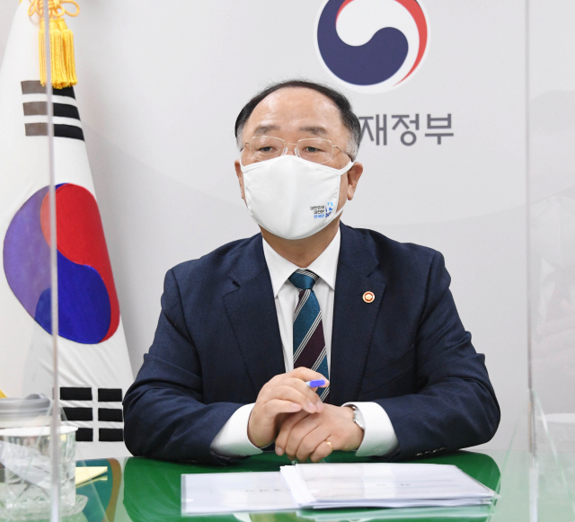 홍남기 부총리 겸 기획재정부 장관이 24일 정부서울청사에서 진행된 관계장관회의(녹실회의)에서 21년도 추가경정예산(안) 주요 내용에 대해 협의하고 있다. [기획재정부 제공. 재판매 및 DB 금지] 연합뉴스