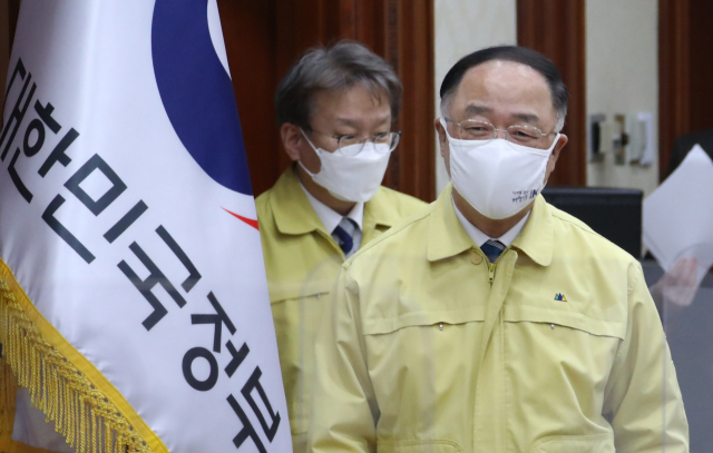 홍남기 경제부총리 겸 기획재정부 장관(오른쪽)과 권칠승 중소벤처기업부 장관이 24일 정부서울청사에서 열린 제30차 비상경제 중앙대책본부 회의에 참석하고 있다. 연합뉴스