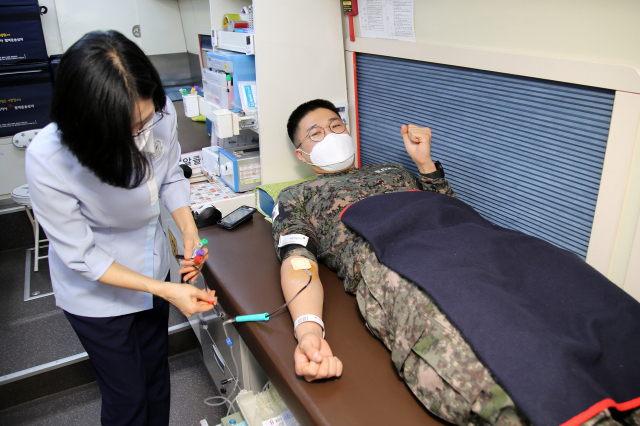 단체헌혈에 동참한 육군과학화전투훈련단(KCTC) 장병의 모습. 연합뉴스