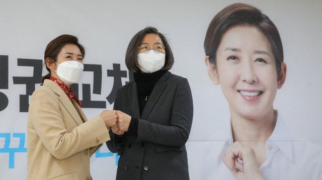 국민의힘 나경원 서울시장 예비후보가 24일 오후 서울 여의도에 마련된 선거사무실에서 이수정 경기대학교 범죄심리학과 교수 제3호 전문가 고문 영입 기자회견을 한 뒤 기념촬영하고 있다. 연합뉴스