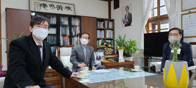 조경태(왼쪽) 의원이 24일 오전 대구시의회를 찾아 장상수 의장 등 시의원들과 면담하고 있다. 조경태 의원실 제공.