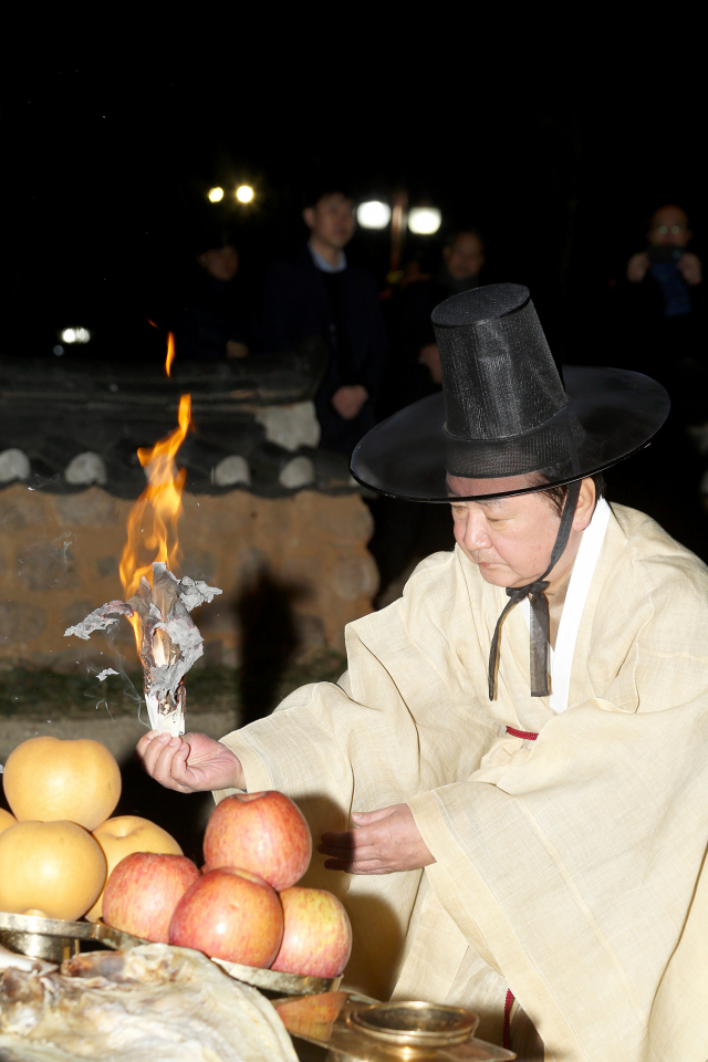 권영세 안동시장은 정월 대보름을 맞아 25일 자정 안동 옛 군수관아터(현, 웅부공원)에 자리한 안동부(安東府) 신목(神木)에 제사(祭祀)를 올리며 시민 안녕을 기원한다. 안동시 제공