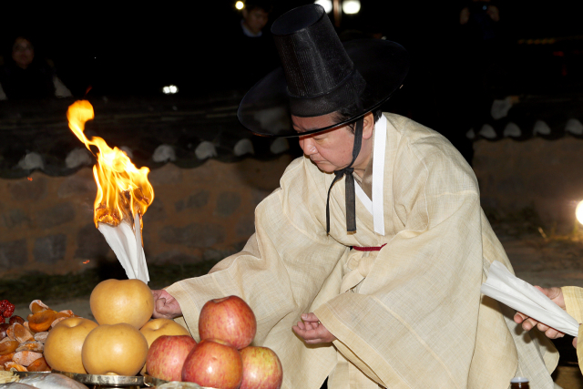 권영세 안동시장은 정월 대보름을 맞아 25일 자정 안동 옛 군수관아터(현, 웅부공원)에 자리한 안동부(安東府) 신목(神木)에 제사(祭祀)를 올리며 시민 안녕을 기원한다. 안동시 제공